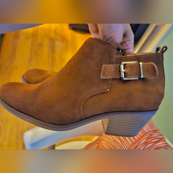 White Mountain: Santiago Brown Ankle Booties with Buckle: Size 9 - Picture 1 of 5